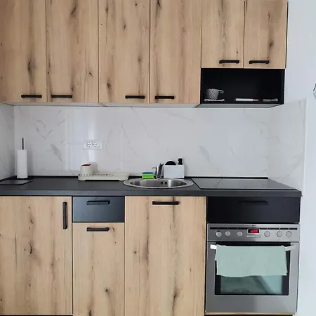 Leona C0 - Moderan Blizu Staze *