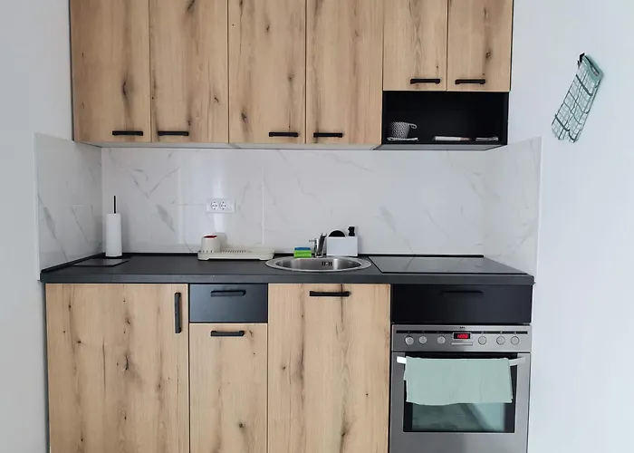 Leona C0 - Moderan Blizu Staze *