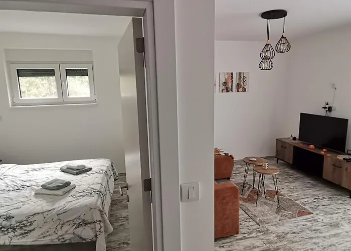 Leona C0 - Moderan Blizu Staze